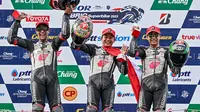Pebalap Astra Honda Motor, Decksa Almer Alfarezel meraih podium tertinggi pada dua race di seri ke-4 Honda Thailand Talent Cup (TTC) yang digelar di Chang International Circuit, Buriram, Thailand. (Bola.com/Astra Honda Motor)