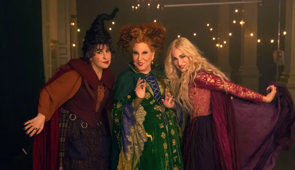 <p>Gambar yang dirilis oleh Disney ini menunjukkan Kathy Najimy (kiri) sebagai Mary Sanderson, Bette Midler (tengah) sebagai Winifred Sanderson, dan Sarah Jessica Parker (kanan) sebagai Sarah Sanderson dalam film Hocus Pocus 2. Hocus Pocus 2 merupakan film komedi supranatural karya Anne Fletcher yang akan mulai tayang pada 30 September 2022 di Disney+. (Matt Kennedy/Disney via AP)</p>