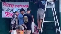 Warga memasang tulisan berisi kecaman terhadap pelaku di pagar Ponpes setempat.