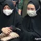 Terlihat suasana duka dan tangis kehilangan selama prosesi pemakaman. (Sumber: KapanLagi)