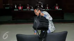 Mantan Menteri ESDM Jero Wacik membawa tas saat mengikuti sidang dengan agenda pembacaan putusan sela di Pengadilan Tipikor, Jakarta, Selasa (6/10/2015). Pada sidang tersebut Majelis hakim menolak nota keberatan Jero Wacik. (Liputan6.com/Andrian M Tunay)