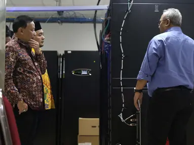 Ketua KPU RI, Arief Budiman (kanan) bersama Komisioner Bawaslu RI, Abhan Misbah dan M Afifuddin meninjau ruang server data KPU di Gedung KPU, Jakarta, Jumat (26/4). Bawaslu meninjau ruang server terkait transparansi proses kinerja KPU pada Pemilu 2019. (Liputan6.com/Helmi Fithriansyah)