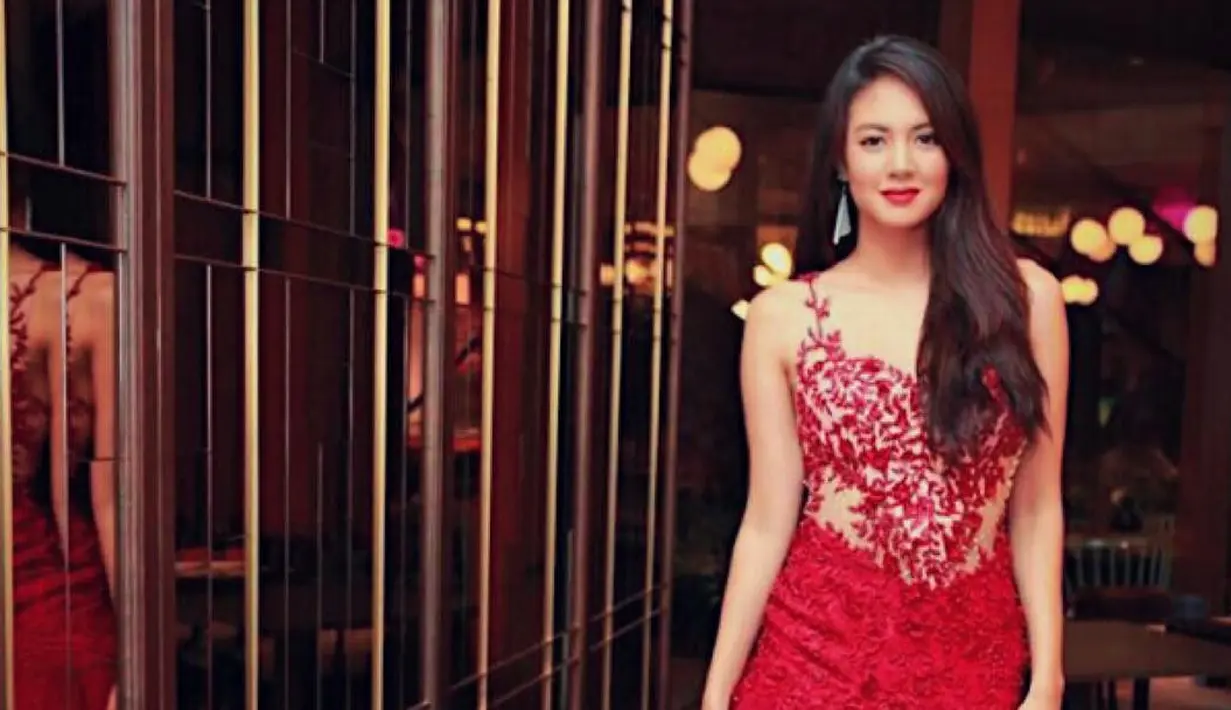 Memakai busana jenis apapun sepertinya Aurelie tetap menggerai rambutnya. Kali ini ia memakai gaun berwana merah, dan rambutnya pun dibiarkan terurai begitu saja. (Instagram/aurelieowreally)