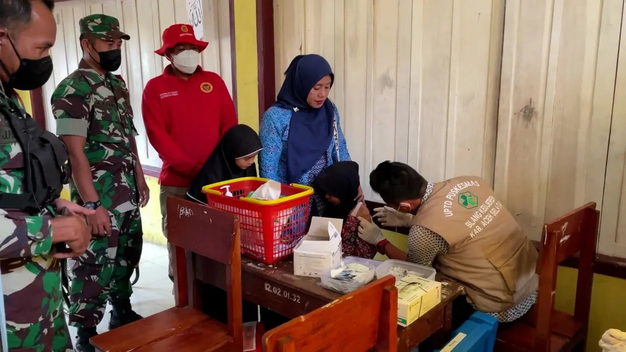 Kepala BIN Daerah (Kabinda) Aceh, Andi Roediprijatna W memantau proses vaksinasi booster di salah satu wilayah di Banda Aceh.