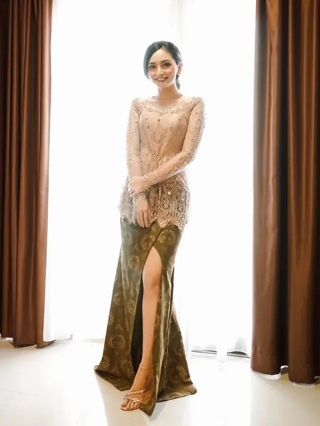10 Ide Style Elegan Pakai Kebaya dan Rok Lilit ala Artis, Shenina Cinnamon-Prilly Latuconsina