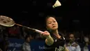 Tunggal putri Indonesia, Fitriani, berusaha mengembalikan kok saat melawan tunggal Korsel, Sung Ji Hyun, pada laga BCA Indonesia Open di JCC, Jakarta, Kamis (15/6/2017). Fitriani kalah 10-21, 10-21. (Bola.com/Vitalis Yogi Trisna)