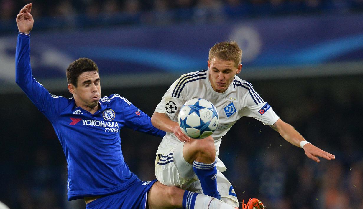 Pemain Chelsea Oscar (kiri) berebut bola dengan pemain Dynamo Kiev Vitaliy Buyalskiy pada lanjutan Liga Champion Grup G di Stadion Stamford Bridge, London, Rabu (4/11/2015) dini hari. Chelsea memang 2-1.  (AFP PHOTO / Glyn Kirk)