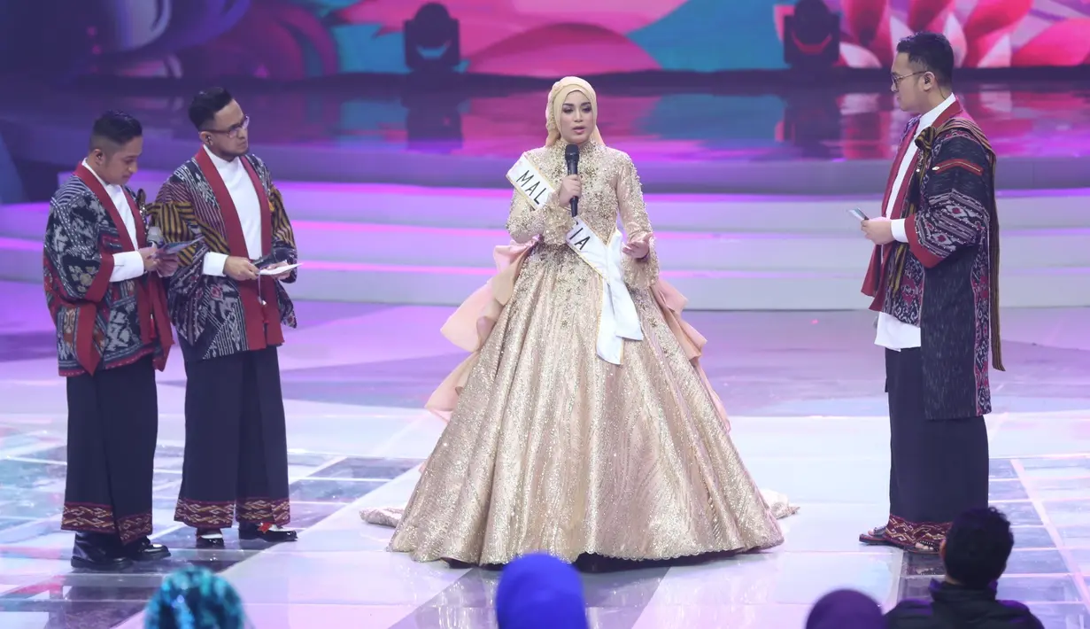 Mahkota kemenangan pun disematkan di atas kepala perempuan cantik asal Malaysia tersebut. Yeni Wahid, salah saatu dewan juri lah yang menyematkan mahkota kemenangan tersebut. (Nurwahyunan/Bintang.com)