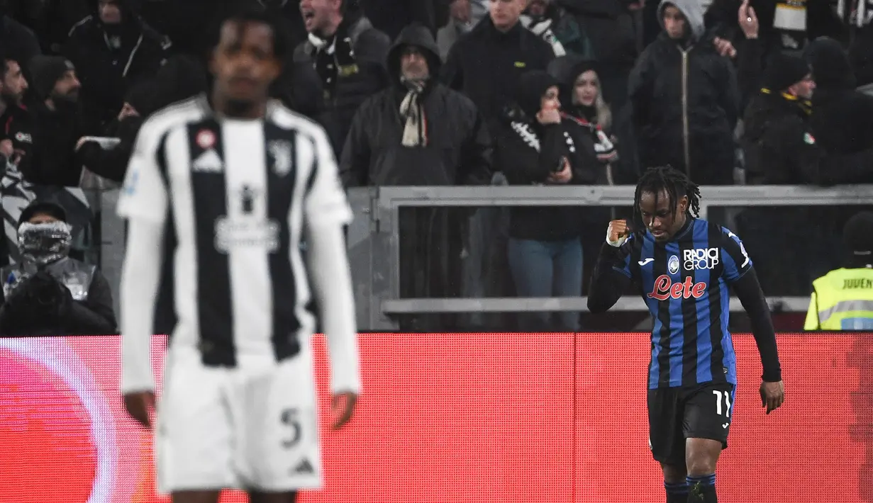 Melalui skema serangan balik, Atalanta semakin memperlebar jarak keunggulan atas Juventus. Pada menit ke-77, pergerakan Ademola Lookman tidak terbendung dan berhasil menambah pundi gol Atalanta. (Isabella BONOTTO/AFP)