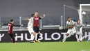 Pemain AC Milan Brahim Diaz (kiri) mencetak gol ke gawang Juventus pada pertandingan Liga Italia di Allianz Stadium, Turin, Italia, Minggu (9/5/2021). Juventus kalah 0-3 dan tergusur dari empat besar klasemen. (Tano Pecoraro/LaPresse via AP)