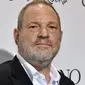 Dengan terkuaknya kasus pelecehan seksual yang telah dilakukannya selama tiga dekade, nama Harvey Weinstein pun nampaknya kini tak lagi disegani. Sejumlah wanita cantik yang menjadi korban telah membongkarnya. (AFP/Dimitrios Kambouris)