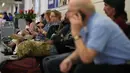 Video dari stasiun TV menunjukkan ratusan orang berlindung di ruang tunggu O'Hare. (AP Photo/Nam Y. Huh)