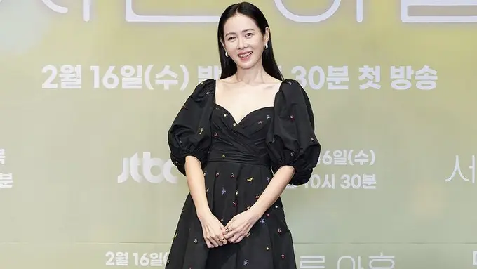 Tampilan Perdana Son Ye Jin di Depan Publik Setelah Pengumuman Pernikahan, Kenakan Mini Dress Rp60 jutaan