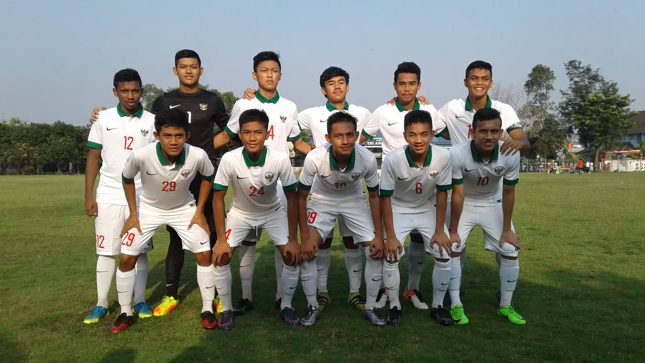 Timnas Indonesia U-19 berpose jelang uji coba melawan Persija Jakarta, bulan lalu. Timnas ditahan Persibo Bojonegoro 1-1, Sabtu (17/6/2017). 