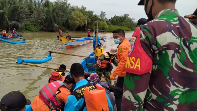 Pencari lobster temukan jenazah nelayan lain yang tenggelam di Selatan Nusakambangan, Sabtu (6/2/2021). (Foto: Liputan6.com/Basarnas-Ridlo)