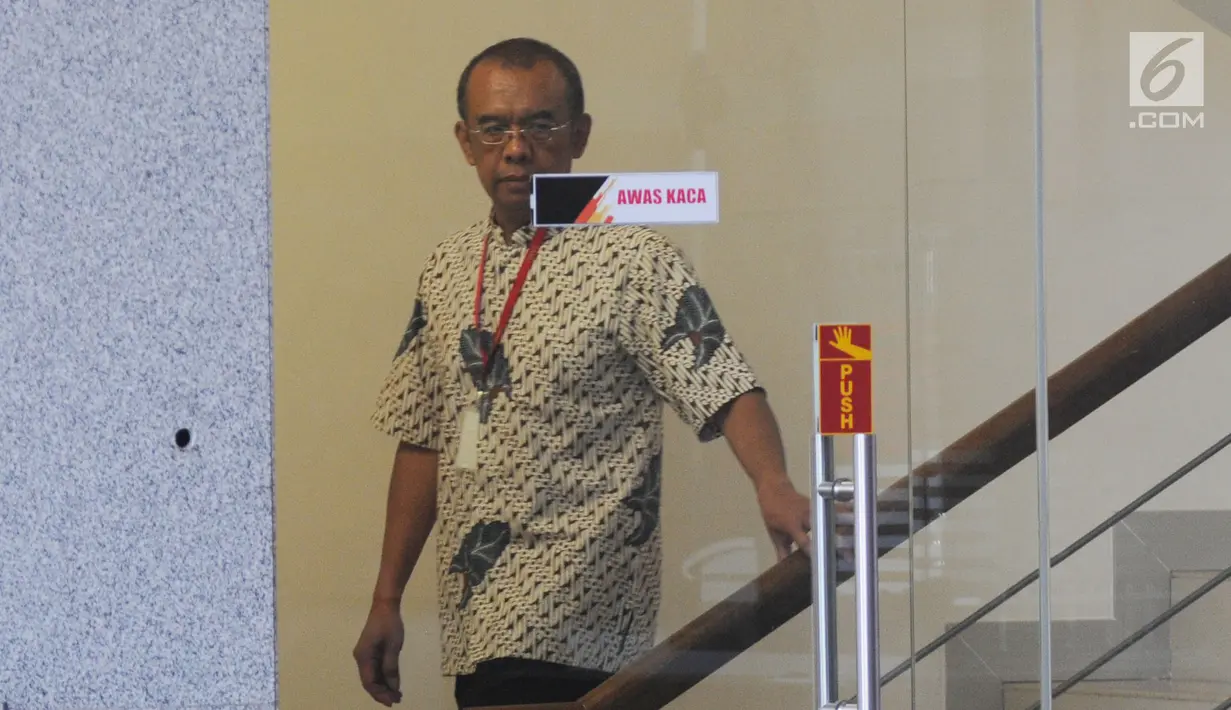 Sekretaris Kementerian Pemuda dan Olahraga (Sesmenpora) Gatot Sulistiantoro Dewa Broto usai menjalani pemeriksaan penyidik di Gedung KPK, Jakarta, Jumat (26/7/2019). Gatot diperiksa untuk penyelidikan kebijakan Menpora Imam Nahrawi dari 2014 hingga 2019. (merdeka.com/Dwi Narwoko)