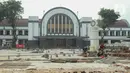 Aktivitas pekerja di Kawasan Kota Tua, Jakarta, Rabu (3/8/2022). Proyek revitalisasi jalur pedestrian di kawasan Kota Tua akan selesai pada Agustus 2022, yang sudah mencapai 98 persen. (Liputan6.com/Herman Zakharia)