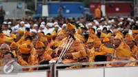 Ribuan anggota Legiun Veteran Republik Indonesia menanti kedatangan Presiden RI Joko Widodo pada acara buka puasa bersama dengan Keluarga Besar TNI dan Komponen Masyarakat di Mabes TNI, Jakarta, Senin (27/6). (Liputan6.com/Helmi Fithriansyah)
