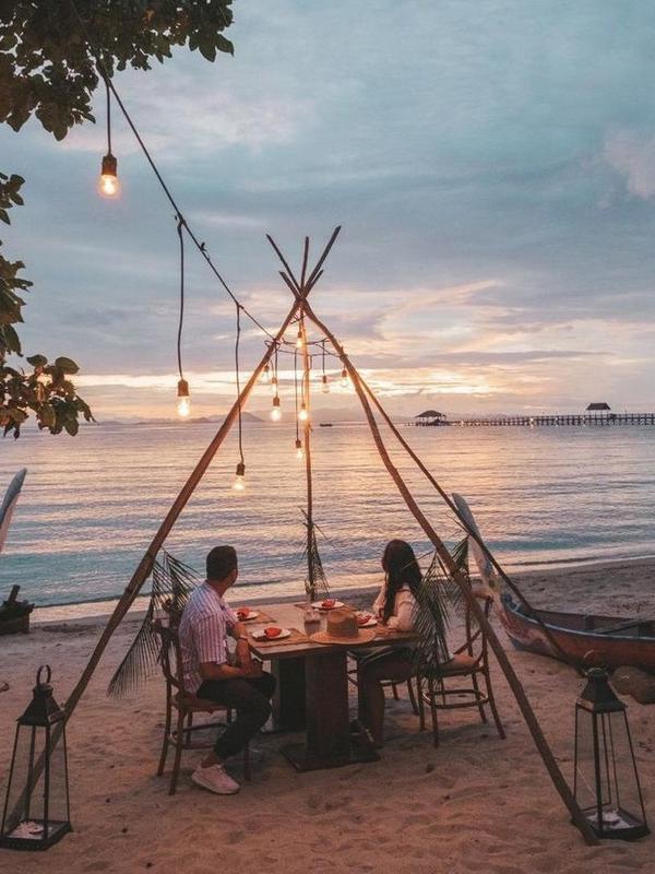 Suasana menyantap makanan di pinggir pantai. (dok. instagram @pl.komodoisland/https://www.instagram.com/p/BySHaGDAxPX// Tri Ayu Lutfiani)