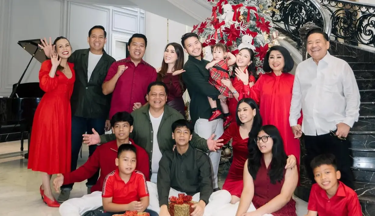 Jessica Mila merayakan Natal bersama keluarga suaminya. Tampak Jessica mengenakan mengenakan dress merah. [@nataliahasibuan]