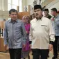 Wapres Jusuf Kalla disambut Antasari Azhar, Tangerang Selatan, Sabtu (26/11). Jusuf Kalla hadiri acara syukuran yang digelar mantan Ketua KPK, Antasari Azhar pascabebas dari penjara di Hotel Grand Zuri BSD, Kota Tangsel. (Liputan6.com/Yoppy Renato)