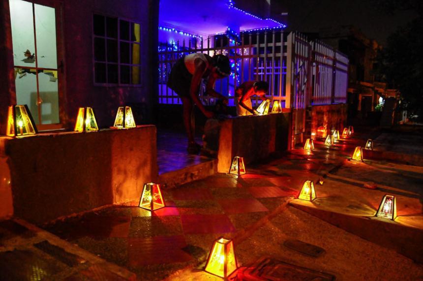 Warga di Kolombia rayakan natal dengan menaruh lilin kecil pada acara Día de las Velitas. Source: El Heraldo