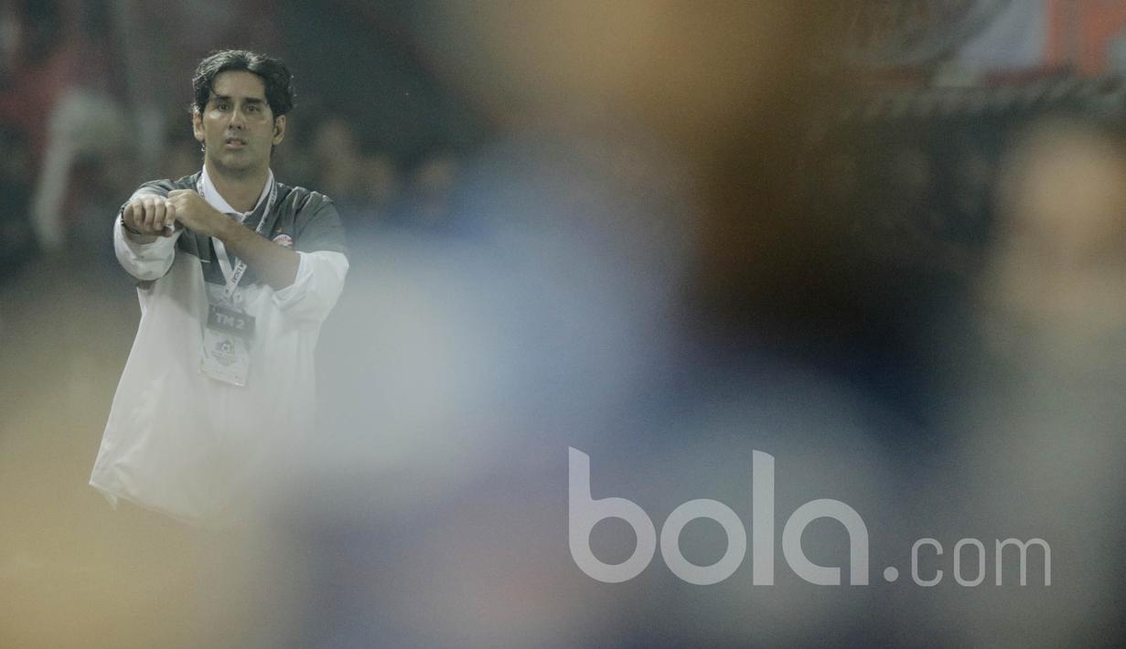 Pelatih Persija Jakarta, Stefano Cuggura Teco, mengamati permainan anak asuhnya saat melawan Arema pada laga lanjutan liga 1 Indonesia di Stadion Patriot, Bekasi, Jumat (02/06/2017). Persija menang 2-0. (Bola.com/M Iqbal Ichsan)