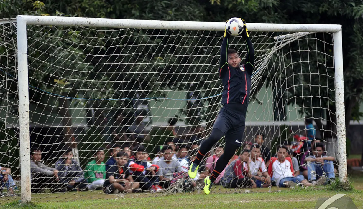 Kiper Persija, Andritany berlatih mengantisipasi bola-bola atas saat menjalani latihan di Lapangan Yon Zikon 13, Jakarta, Jumat (9/1/2015). (Liputan6.com/Miftahul Hayat) 