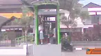 Citizen6, Yogyakarta: Biasanya pintu masuk penumpang Bus Trans Jogja ke halte berada di bagian depan. Namun pintu masuk penumpang dari Bus Trans Jogja ke halte yang terletak di lapangan parkir Ngabean, Wirobrajan, Yogyakarta ini malah berada di sebelah sa