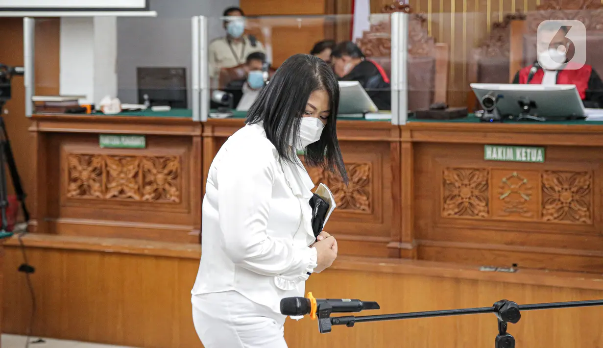 Terdakwa kasus pembunuhan Brigadir Yosua Hutabarat atau Brigadir J, Putri Candrawathi tiba untuk menjalani sidang lanjutan di Pengadilan Negeri Jakarta Selatan, Jakarta, Rabu (26/10/2022). Sidang itu beragenda mendengarkan pembacaan putusan sela. (Liputan6.com/Faizal Fanani)