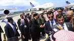 Masyarakat Bali ikut melepas kepergian Raja Salman. 