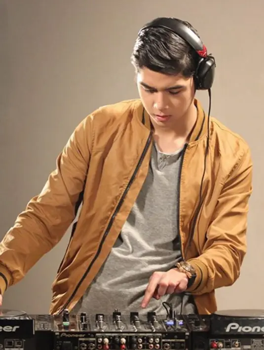 Al  terjun didunia Disc Jokey atau biasa disebut DJ.  Kepiawaiannya memainkan alat alat dj pun sudah tak diragukan lagi. (via instagram@alghazali7/Bintang.com)