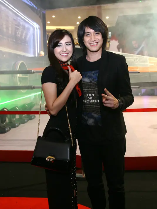 "Pasti tunangan dulu sih step by step, kayanya bentar lagi sih. Tapi nggak mau sesumbar, yang penting doain saja," paparnya. "Kalau aku kan nunggu dilamar saja," sambung Vicy Melanie. (Nurwahyunan/Bintang.com)