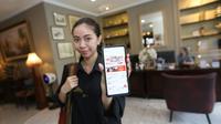 Model menunjukkan aplikasi RedDoorz di sela peluncuran kampanye #BukaSemuaPintu di Jakarta (17/11/2022). (Liputan6.com)