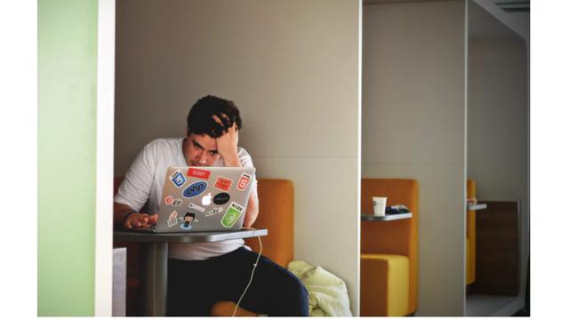 Stres Bekerja. Unsplash/Tim Gouw