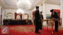 Presiden Jokowi menandatangani berita acara dalam  pelantikan Kepala Badan Intelijen Negara (BIN) di Istana Negara, Jakarta, Jumat (9/9). Budi Gunawan resmi menjadi Kepala BIN menggantikan Sutiyoso. (Liputan6.com/Faizal Fanani)