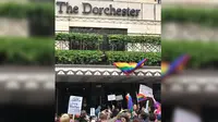 Bendera komunitas LGBTQ+ dikibarkan di Hotel Dorchester, London milik Sultan Brunei, Hassanal Bolkiah pada Sabtu 6 April 2019 sebagai protes terhadap langkah Bandar Sri Begawan memberlakukan hukuman rajam sampai mati untuk seks gay (Twitter / @Ashkotak)