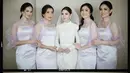 Bridesmaid pada pemberkatan Jessica Mila dan Yakup Hasibuan tampil manis dengan dress kombinasi satin dan organza nuansa lilac. [Foto: IG/febbyrastanty].