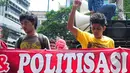 Komunitas Masyarakat Pecinta Kedamaian Indonesia Hakiki (KMP-KIH) menggelar aksi damai di depan gedung KPK, Jakarta, Jumat (27/3/2015). Aksi mereka untuk mendukung pencalonan Komjen Badrodin Haiti sebagai Kapolri.(Liputan6.com/Yoppy Renato)