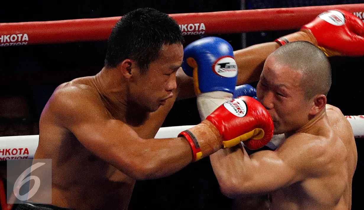 Daud Yordan (kiri) berhasil memukul Yoshitaka Kato pada pertandingan bertajuk Road to the World Champions, Jakarta, Jumat (5/2). Dalam Pertandingan WBO (The World Boxing Organization) ini di menangkan oleh Daud Yordan. (Liputan6.com/Johan Tallo)