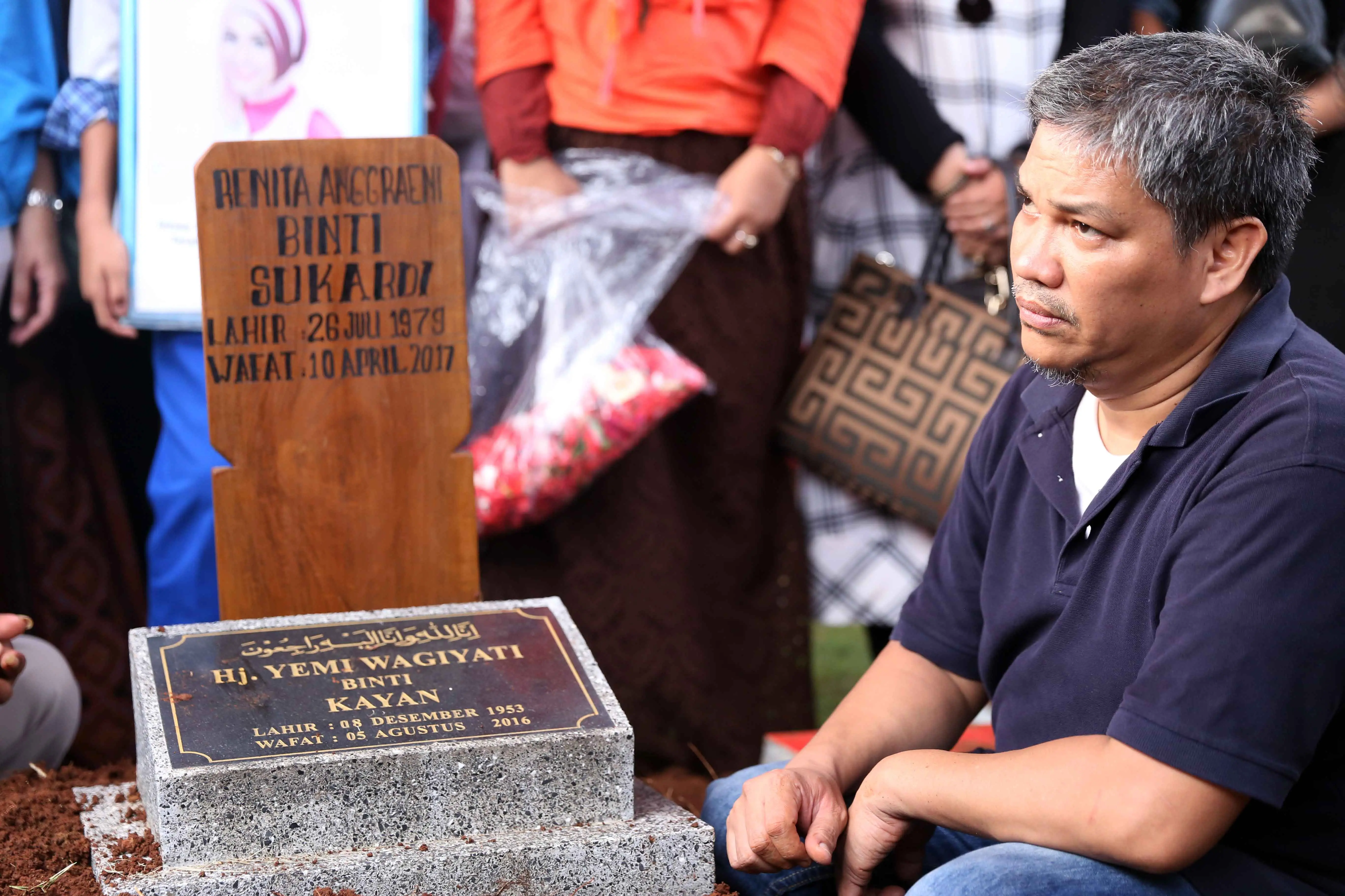 Suami Renita Sukardi di pemakaman (Nurwahyunan/bintang.com)