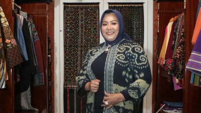 Anna Mariana Ikut Bangga  Christian Dior Pakai Kain Endek Bali