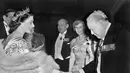 Dalam file foto ini diambil pada tanggal 23 Maret 1950 Putri Elizabeth dari Inggris Raya menyambut Winston Churchill di resepsi Guildhall, di London. (AFP Photo)