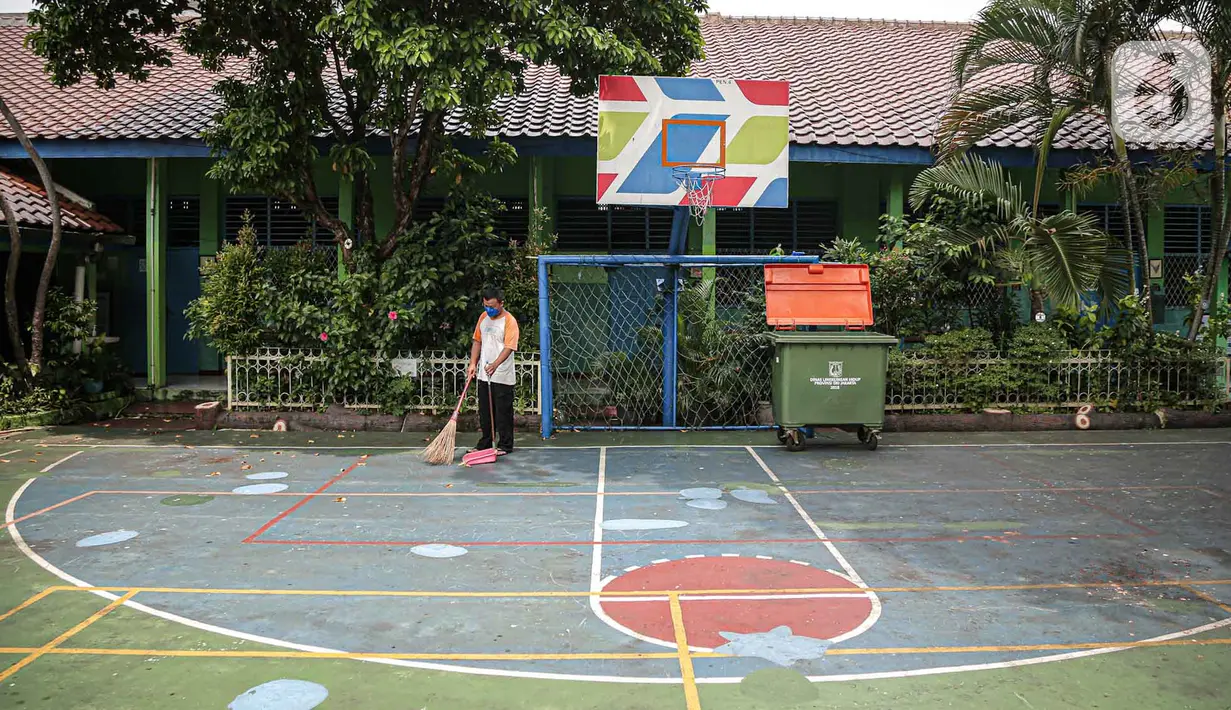 <p>Petugas menyapu halaman Sekolah Dasar Negeri (SDN) Gondangdia 01, Jakarta, Senin (9/5/2022). Pemerintah memperpanjang libur sekolah selama tiga hari di tiga provinsi, khususnya di DKI Jakarta, Jawa Barat, dan Banten. Artinya, siswa di daerah tersebut yang seharusnya masuk sekolah pada Senin 9 Mei 2022 menjadi Kamis 12 Mei 2022 mendatang. (Liputan6.com/Faizal Fanani)</p>