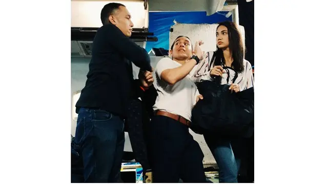 6 Potret di Balik Layar Giovanni Tobing dengan Pemain Samudra Cinta, Seru