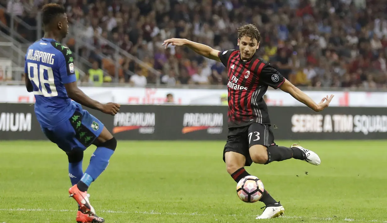 Aksi pemain AC Milan, Manuel Locatelli (kanan) saat mencoba melepaskan tembakan melewati pemain Sassuolo pada lanjutan Serie A di Stadion San Siro, Milan (2/10/2016). (AP/Antonio Calanni)