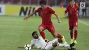 Bek timnas Indonesia -19, Firza Andika melompat menghindari tekel pemain Uni Emirat Arab U-19, Tahnoon Hamdan pada penyisihan Grup A Piala AFC U-19 2018 di Stadion GBK, Jakarta, Rabu (24/10). Indonesia unggul 1-0. (Liputan6.com/Helmi Fithriansyah)