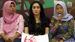 Komisioner Komnas Perempuan RI, Masruchah (kanan), Anggota Fraksi PDIP MPR RI, Rieke Diah Pitaloka dan Korban Kekerasan Seksual Baiq Nuril dalam Diskusi Empat Pilar MPR di Kompleks Parlemen, Senayan, Jakarta, Rabu (21/11). (Liputan6.com/Johan Tallo)