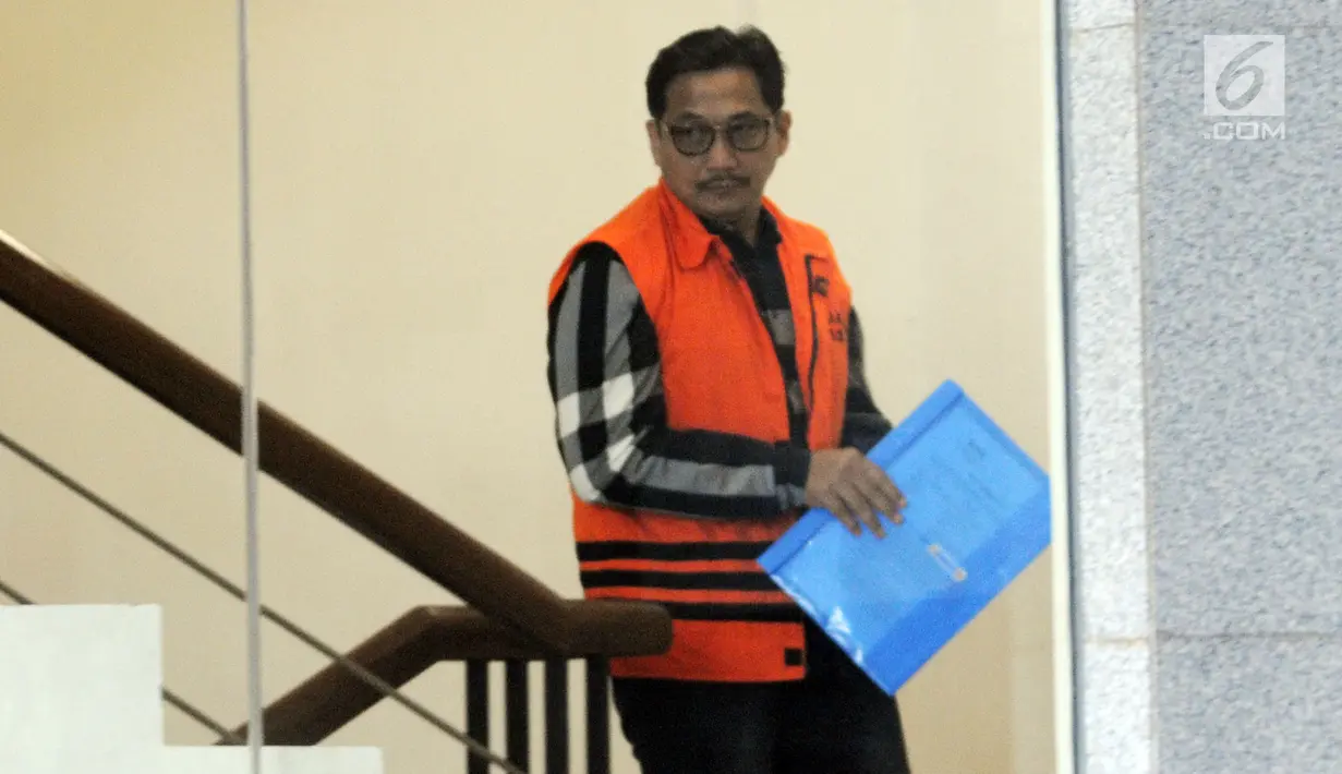 Tersangka Bowo Sidik Pangarso tiba untuk menjalani pemeriksaan di gedung KPK, Jakarta, Kamis (25/7/2019). Bowo Sidik Pangarso diperiksa dalam kasus dugaan suap terkait kerjasama pengangkutan bidang pelayaran yang menggunakan kapal PT Humpuss Transportasi Kimia (HTK). (merdeka.com/Dwi Narwoko)