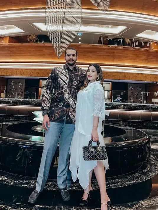 Inspirasi outfit nuansa monokrom, Tasya Farasya memadukan lace dress berwarna putih dengan handbag dan heels berwarna hitam. (Instagram/tasyafarasya).